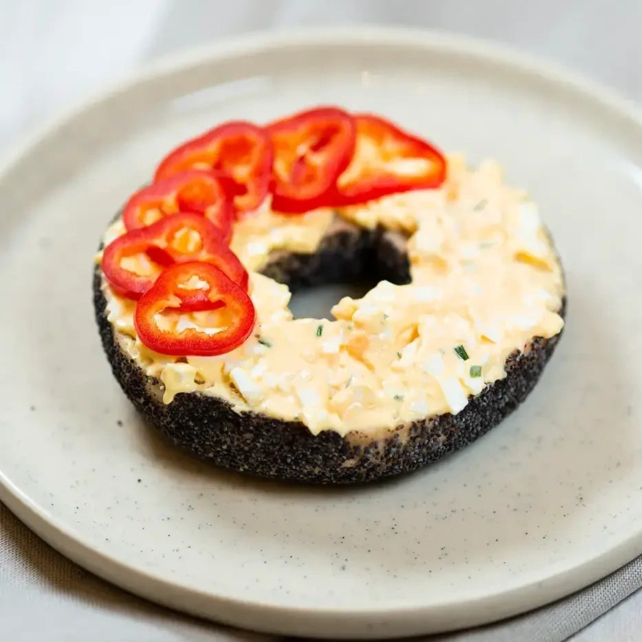 halber Bagel mit bio-Eiersalat und Paprika
