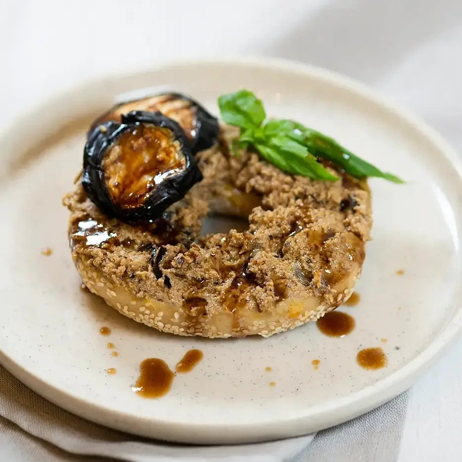 halber Bagel mit Baba Ganoush und Minze