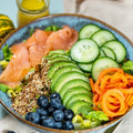 Bowle mit buntem Blattsalat, Gurke, Reis, Möhre , Avocado, gerösteter Sesam, frischen Waldbeeren mit hausgemachtem Agaven-Senf Dressing.