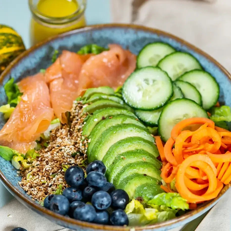 Bowle mit buntem Blattsalat, Gurke, Reis, Möhre , Avocado, gerösteter Sesam, frischen Waldbeeren mit hausgemachtem Agaven-Senf Dressing.