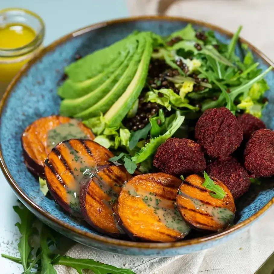 Bowle mit Süsskartoffel, Linsen, Koriander, Falafel, Avocado und Silantro Tahini Dressing.