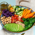 Bowle mit buntem Blattsalat, Möhre, Gurke, Kichererbsen, Avocado, Spinat Gurke, Tomate mit Agaven-Senf-Dressing.
