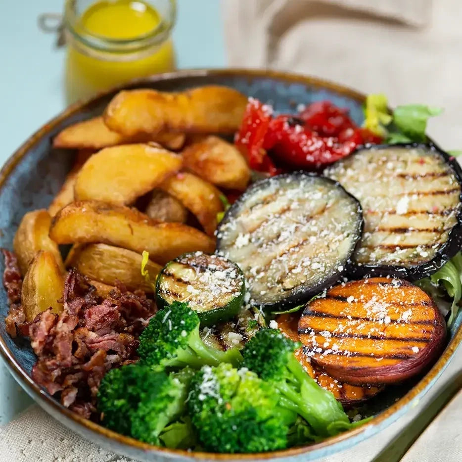Bowle mit Kartoffelecken, Süsskartoffeln, Hähnchen, Aubergine und Erdnusssauce