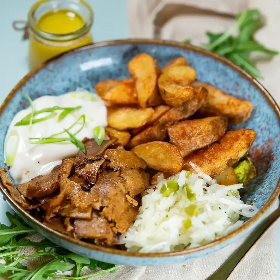 Bowle mit Blattsalat mit veganem Gyros,  Sour Cream, Coleslaw und Kartoffelecken.