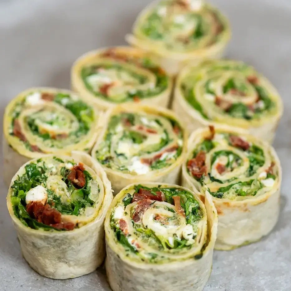 Wrap bites - 8 Stück mit Basilikumpesto, Frischkäse, Ziegenkäse, getrockneten Tomaten und Salat.