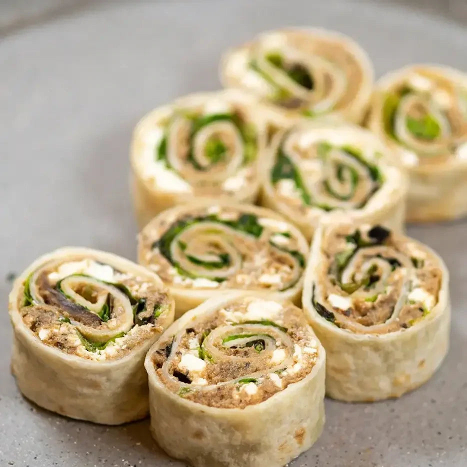 Wrap bites - 8 Stück mit gegrillter Paprika, Aubergine, veganer Feta und hausgemachte Basilikumpesto.