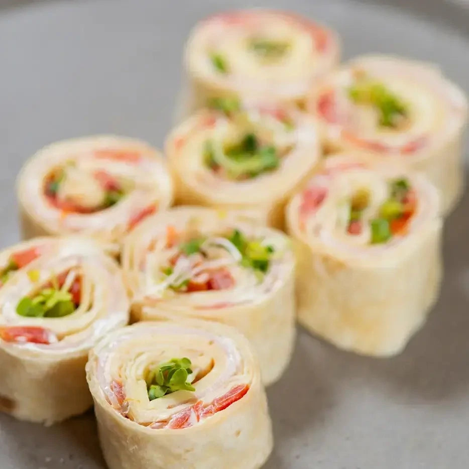 Wrap bites - 8 Stück mit Majonnaise, Hähnchenbrust, Käse, Salat und Tomate.