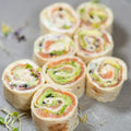 Wrap bites - 8 Stücks mit mit Frischkäse, Lachs, Avocado und Sprossen.