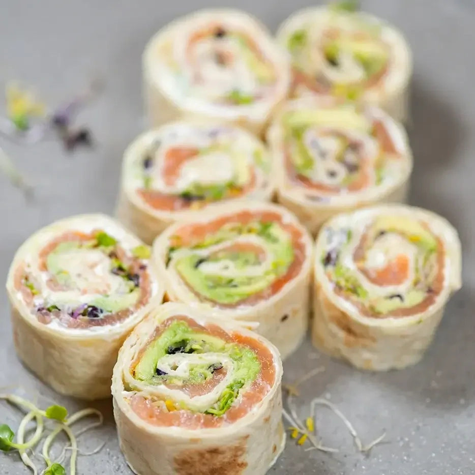 Wrap bites - 8 Stücks mit mit Frischkäse, Lachs, Avocado und Sprossen.