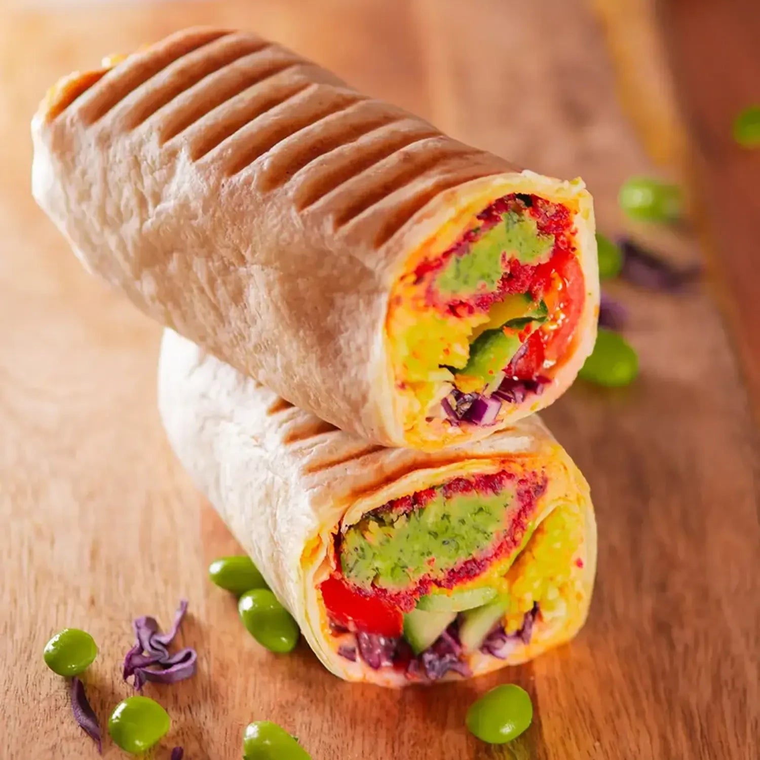 halbes Wrap mit würzigem Hummus, Falafel, Feta, Paprika und Salat