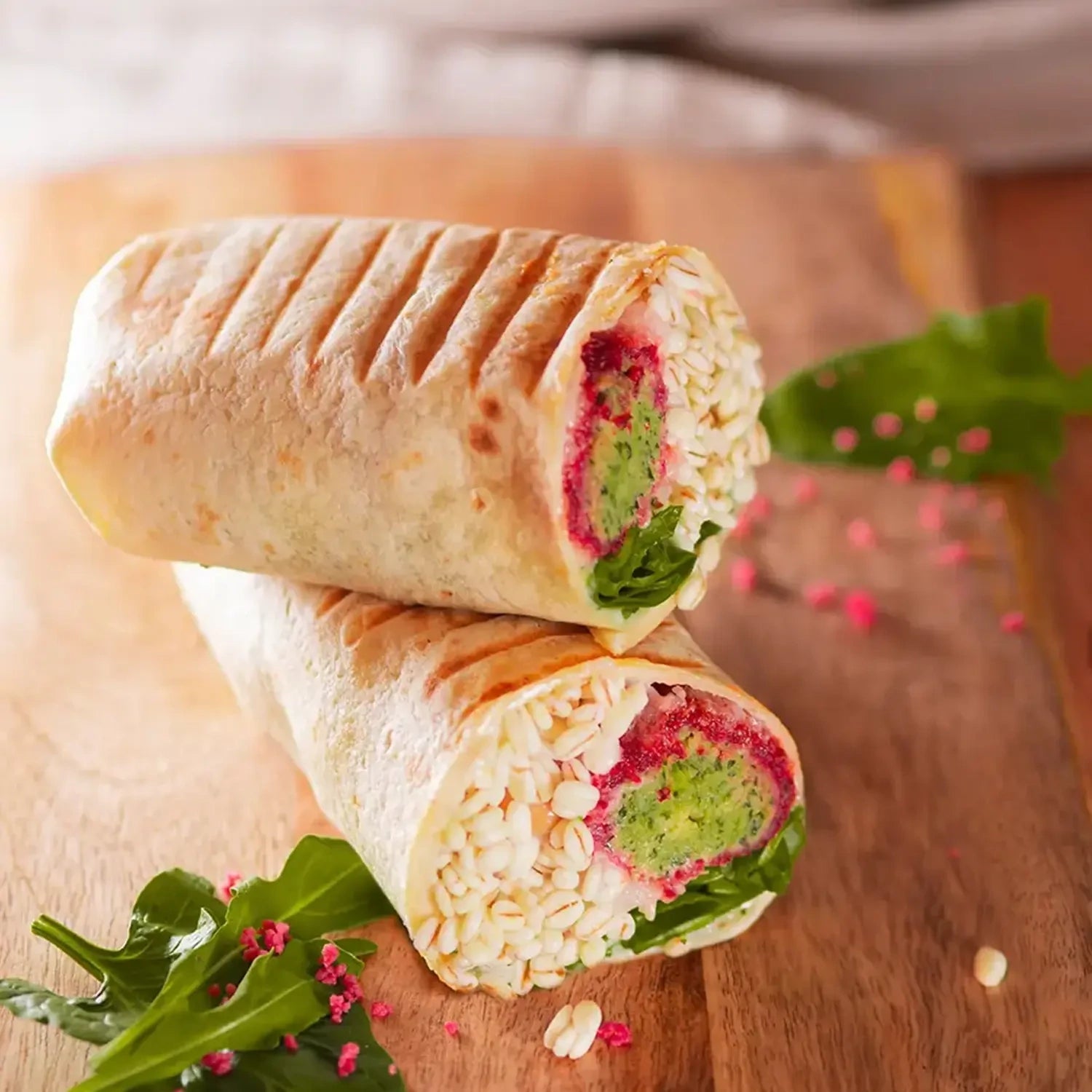 halbes Wrap mit Reis, Sour Cream, Kichererbsen, Falafel, Käse und Salat
