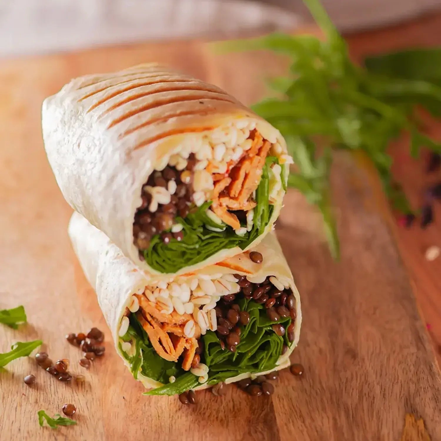 halbes Wrap mit Reis, schwarze Bohen, Sour Cream, scharfe Salsa, veganer Gyros, veganer Käse, Salat