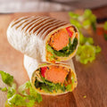 halbes Wrap mit Humus, Couscous, Tomate-Gurke, Falafel, Weisskohl, Salsa.