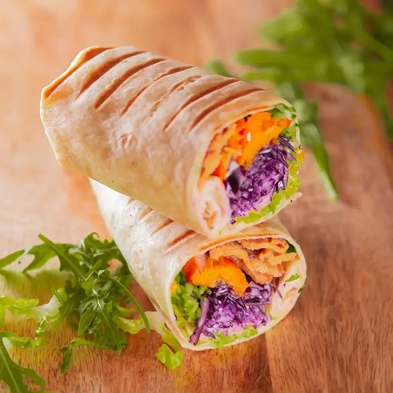 halbes Wrap mit Reis, veganem Gyros, Sour cream, Kartoffeln und Gemüse