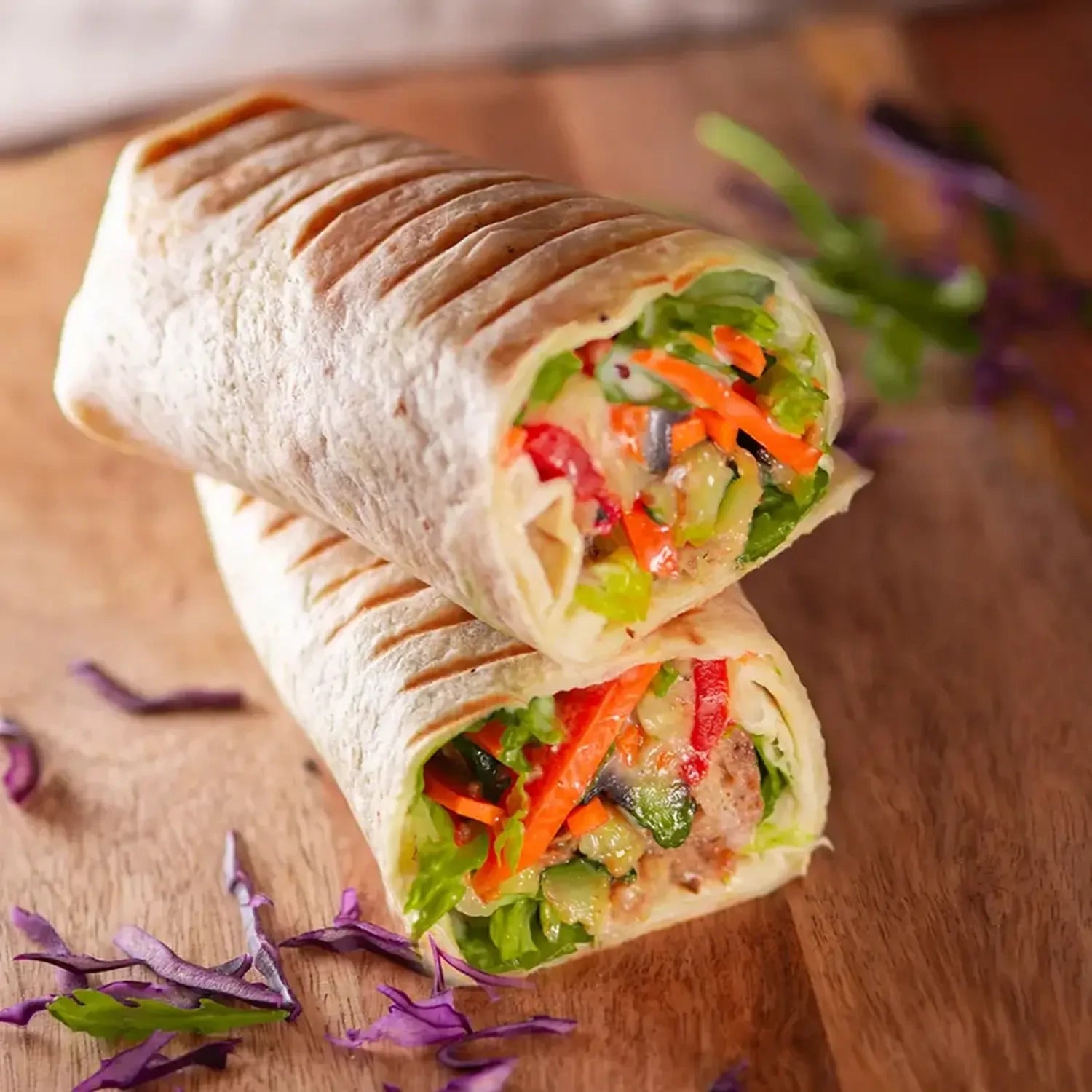 halbes Wrap mit gegrillter Paprika, Aubergine , Zucchini, Karotte, Salat, Croutons und Sourcream