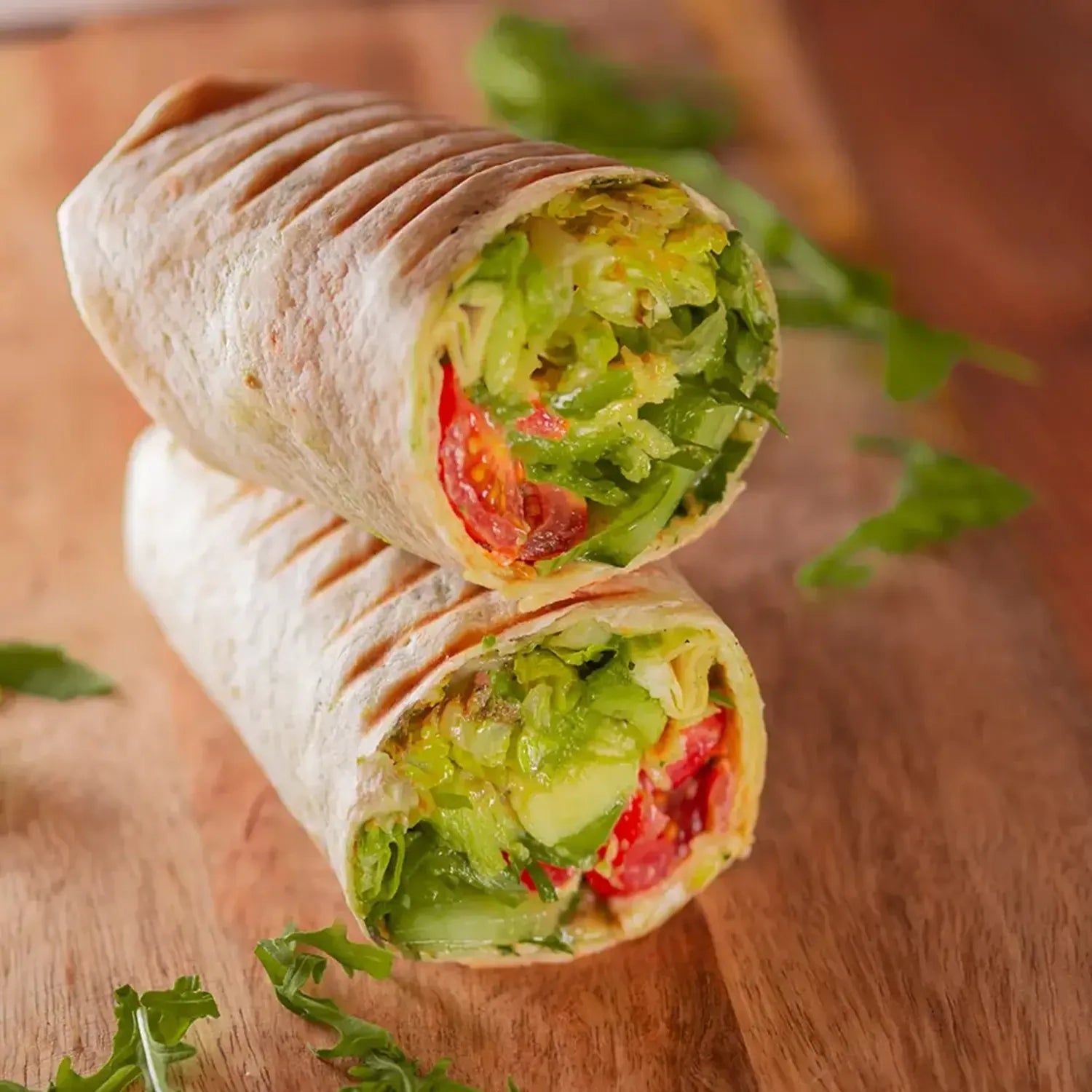 halbes Wrap mit Hähnchen, Salat und Avocado Cream, Crouton, Karotte