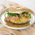 ganzer Bagel mit Frischkäse, grünem Apfel, Salat und Putenbrust.