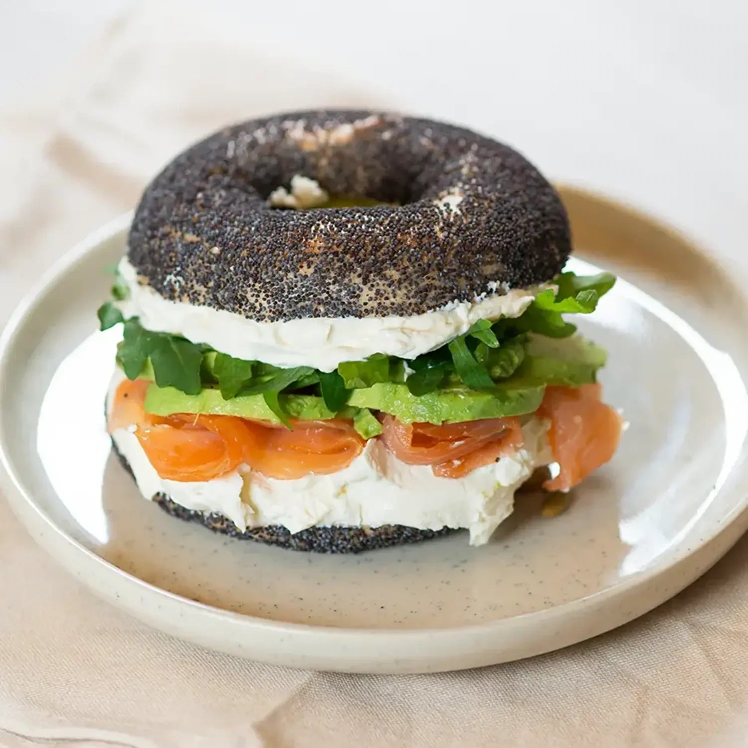ganzer Bagels mit Frischkäse, Lachs, Avocado und Salat