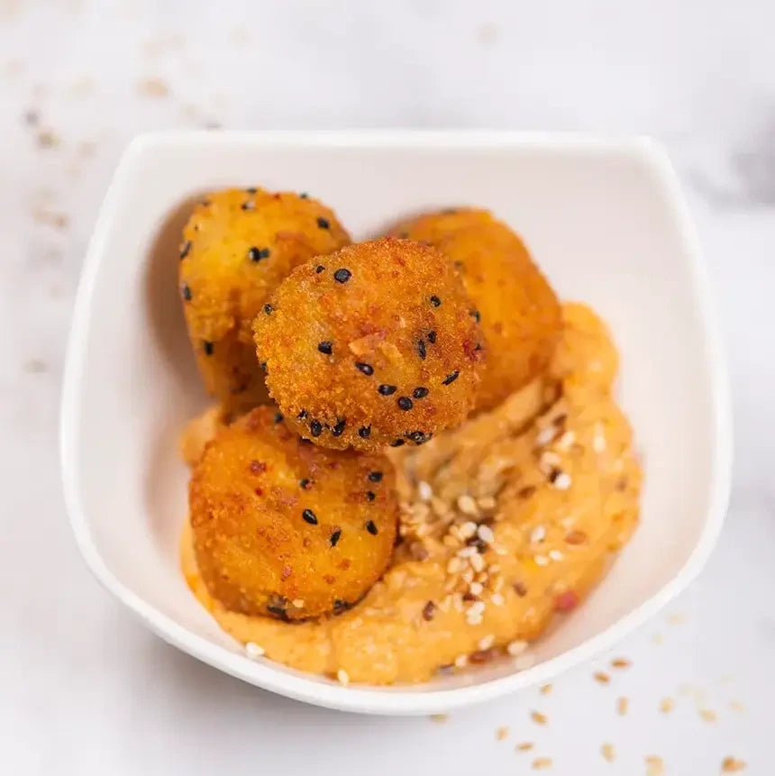Fingerfood 2 Stk. Falafelbällchen auf würzigem Sesam-Hummus. 20 Portionen.