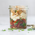 Salädchen - geröstete Brotwürfel mit Tomaten, Büffelmozarella und Basilikum mit cremiger Balsamico Vinaigrette