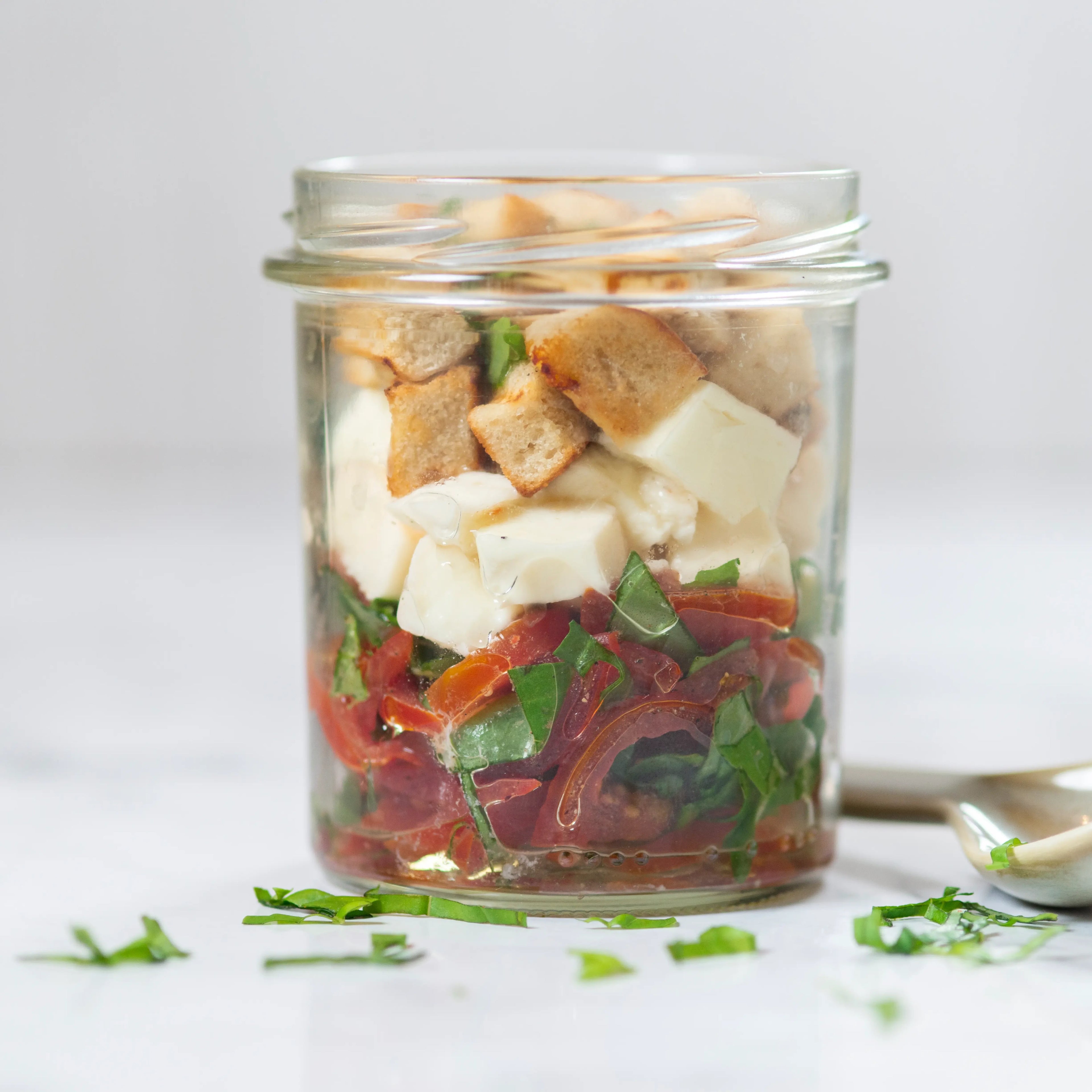 Salädchen - geröstete Brotwürfel mit Tomaten, Büffelmozarella und Basilikum mit cremiger Balsamico Vinaigrette