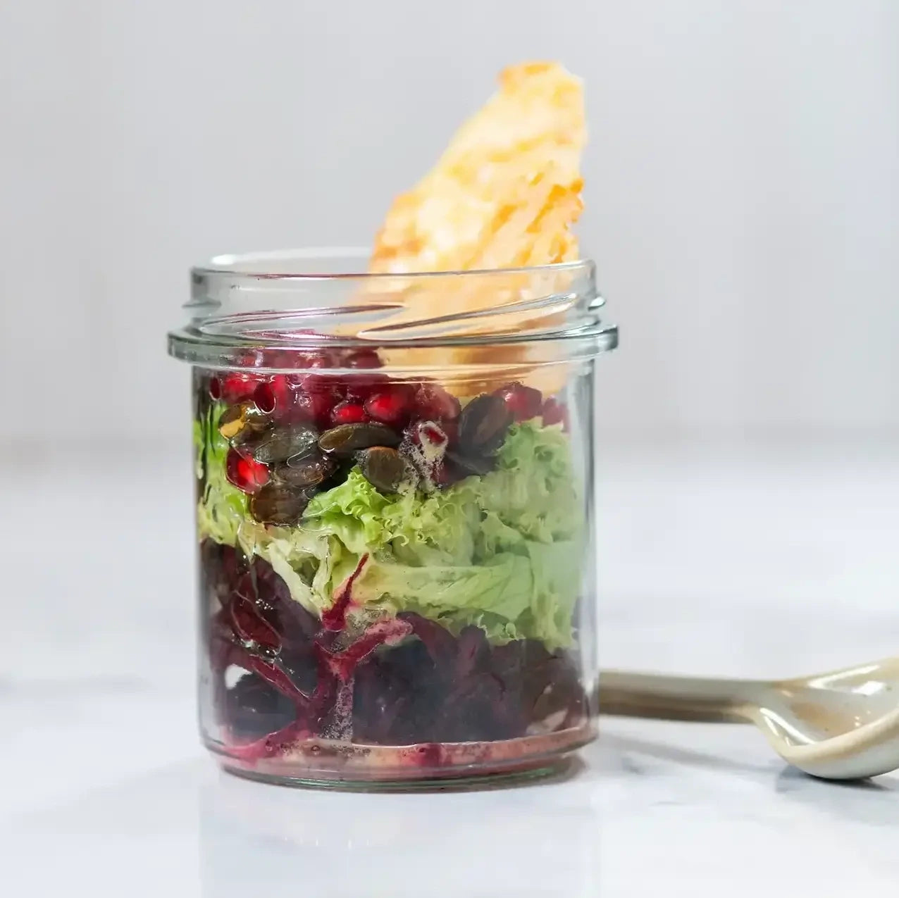 Salädchen -  gratinierter Ziegenkäse mit Beeren und geröstetem Kürbiskernen auf einem Wildkräutersalat mit Rote Beete und hgm. Maracuja-Dressing