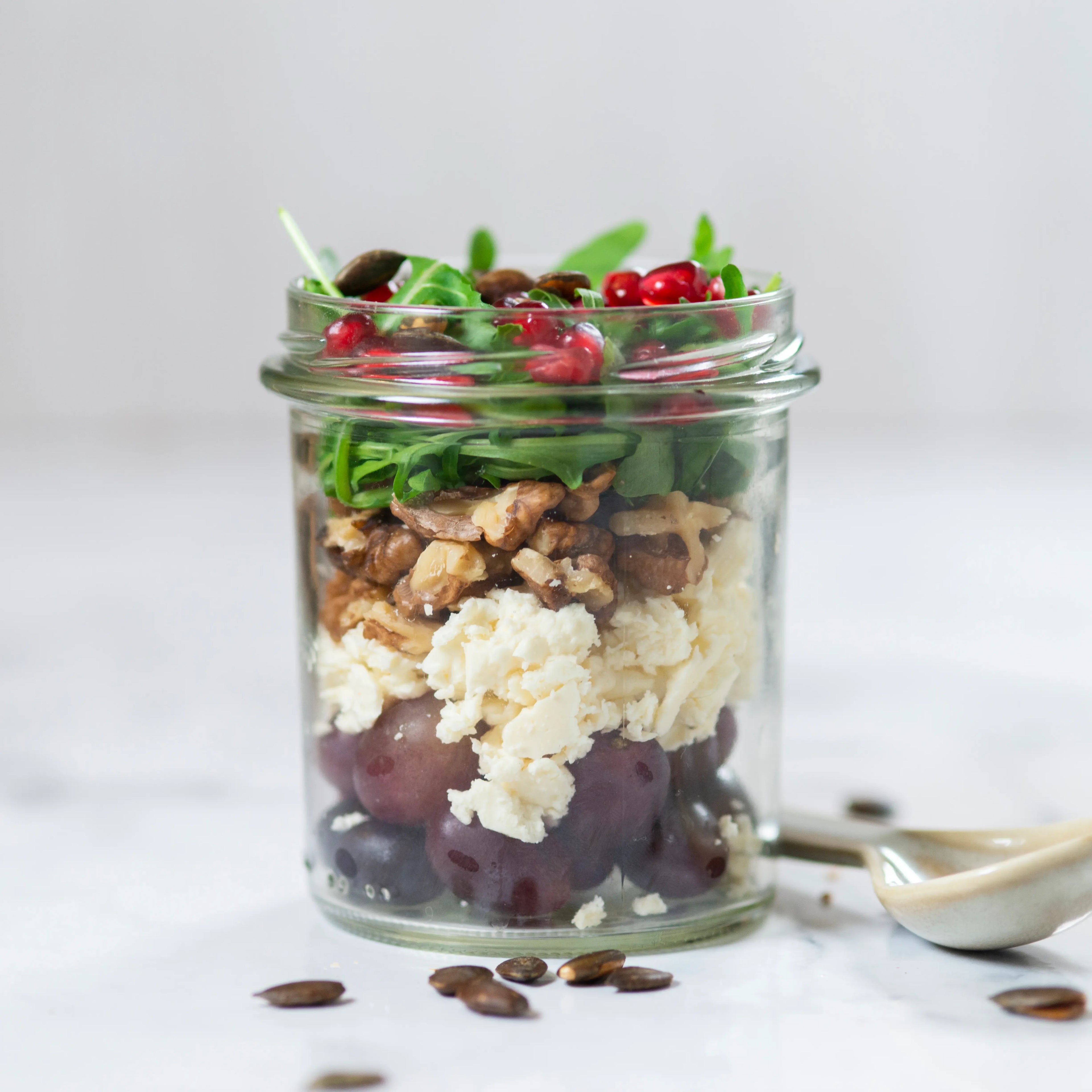 Salädchen - Weintrauben ,Walnuss, Feta auf einem Wildkräuter Salat mit Walbeeren Walnuss Dressing. vegan