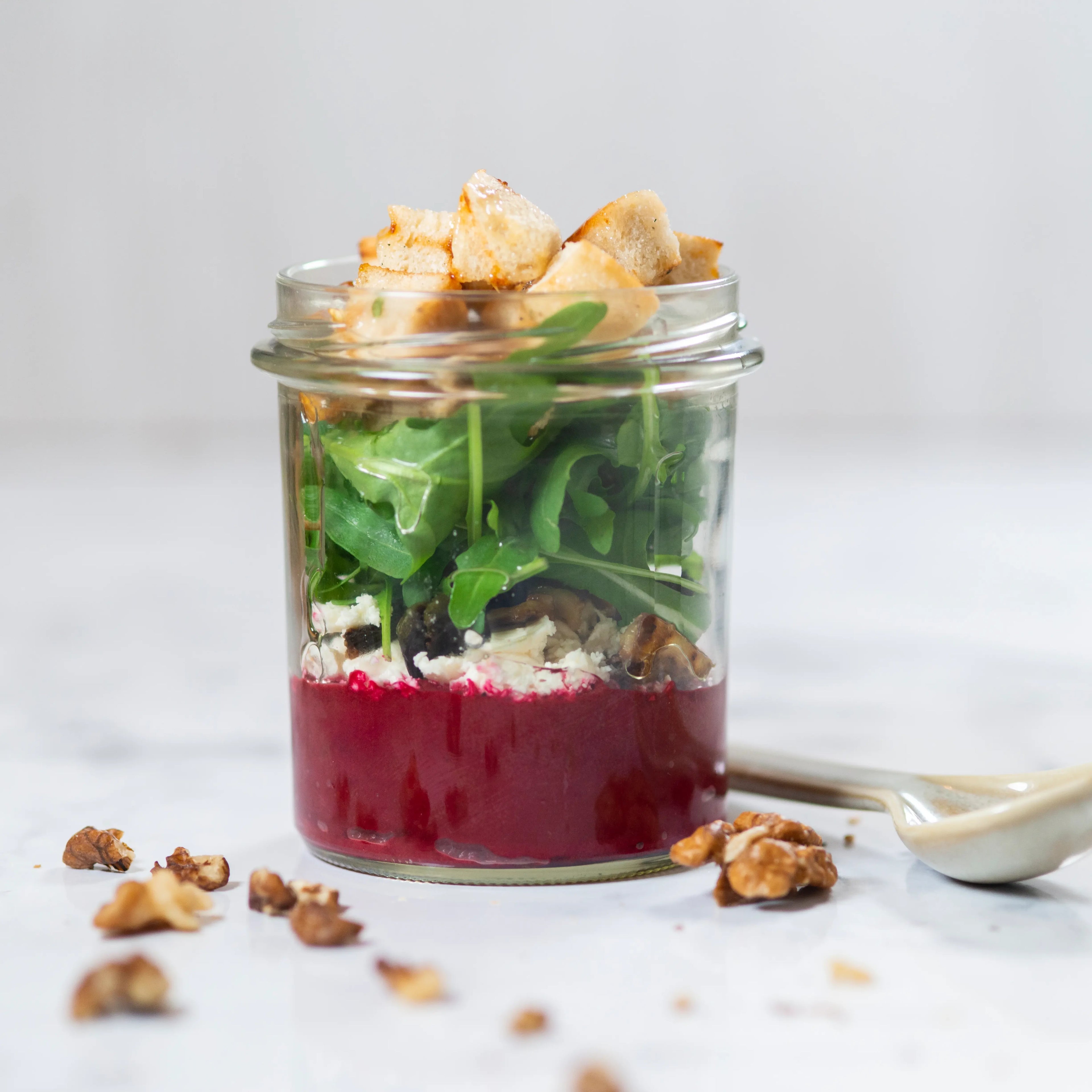 Salädchen -  Rote Beete-Humus mit karamellisierten Zwiebeln, Feta, hausgemachten Kräuter Croutons, Walnüssen und Rucola. vegan