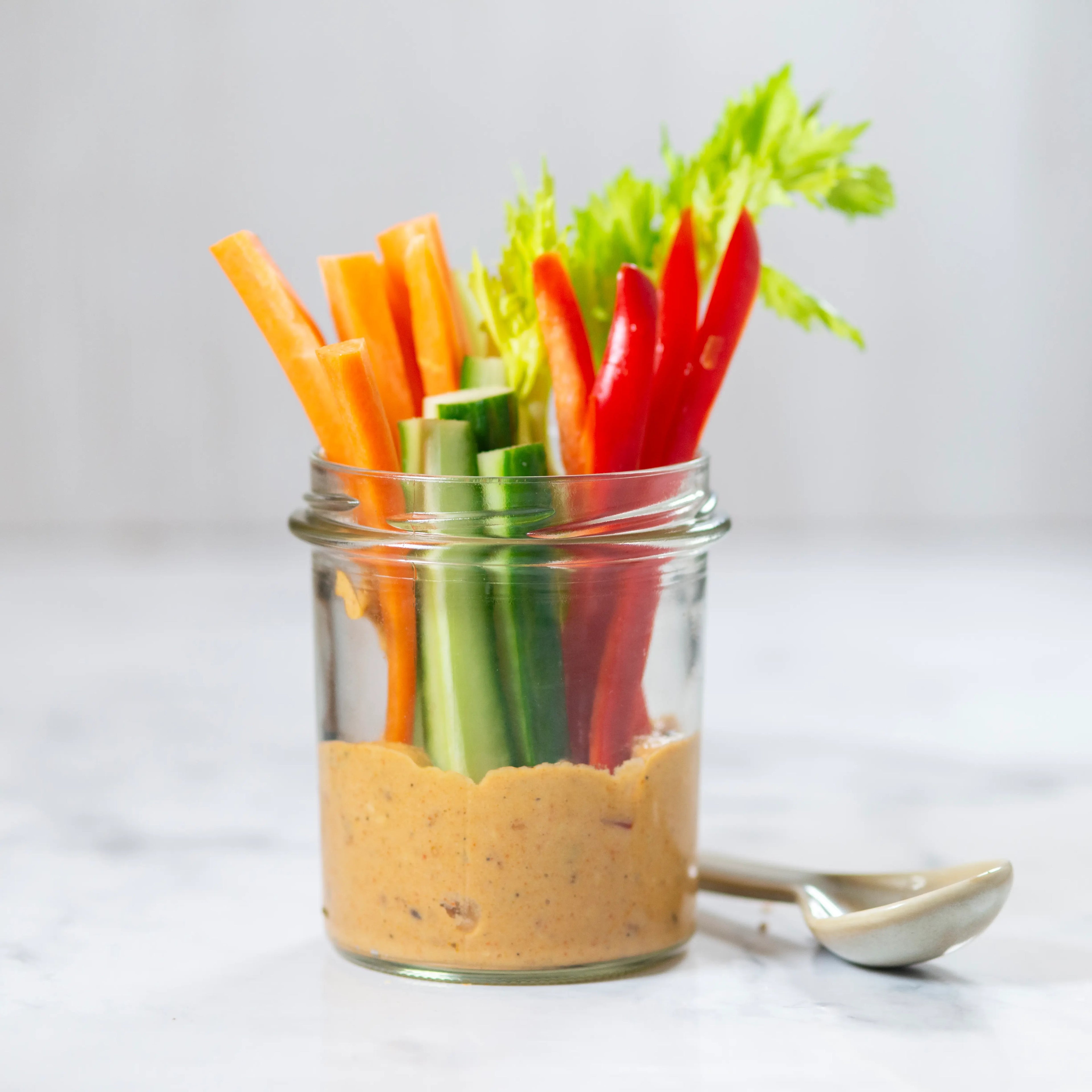 Salädchen - frische Paprika, Gurken, Sellerie und Karottenstückchen auf würzigem Hummus. vegan