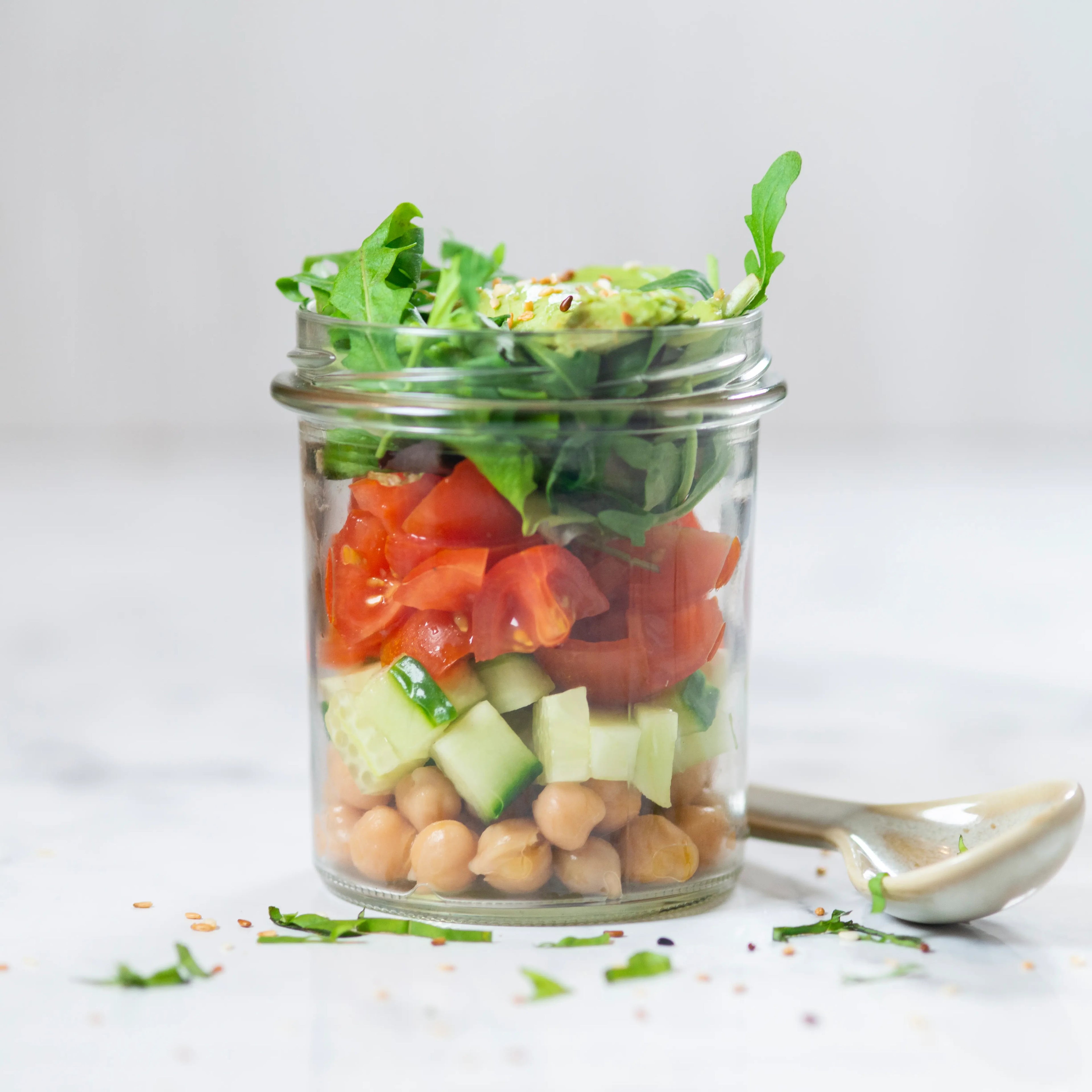 Salädchen - geröstete Kichererbsen, Avocado, Tomaten, Gurken und Wildkräutersalat mit Agaven-Senf-Dressing. vegan