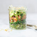 Salädchen - Lachs mit Avocado, Sprossen und geröstetem Sesam