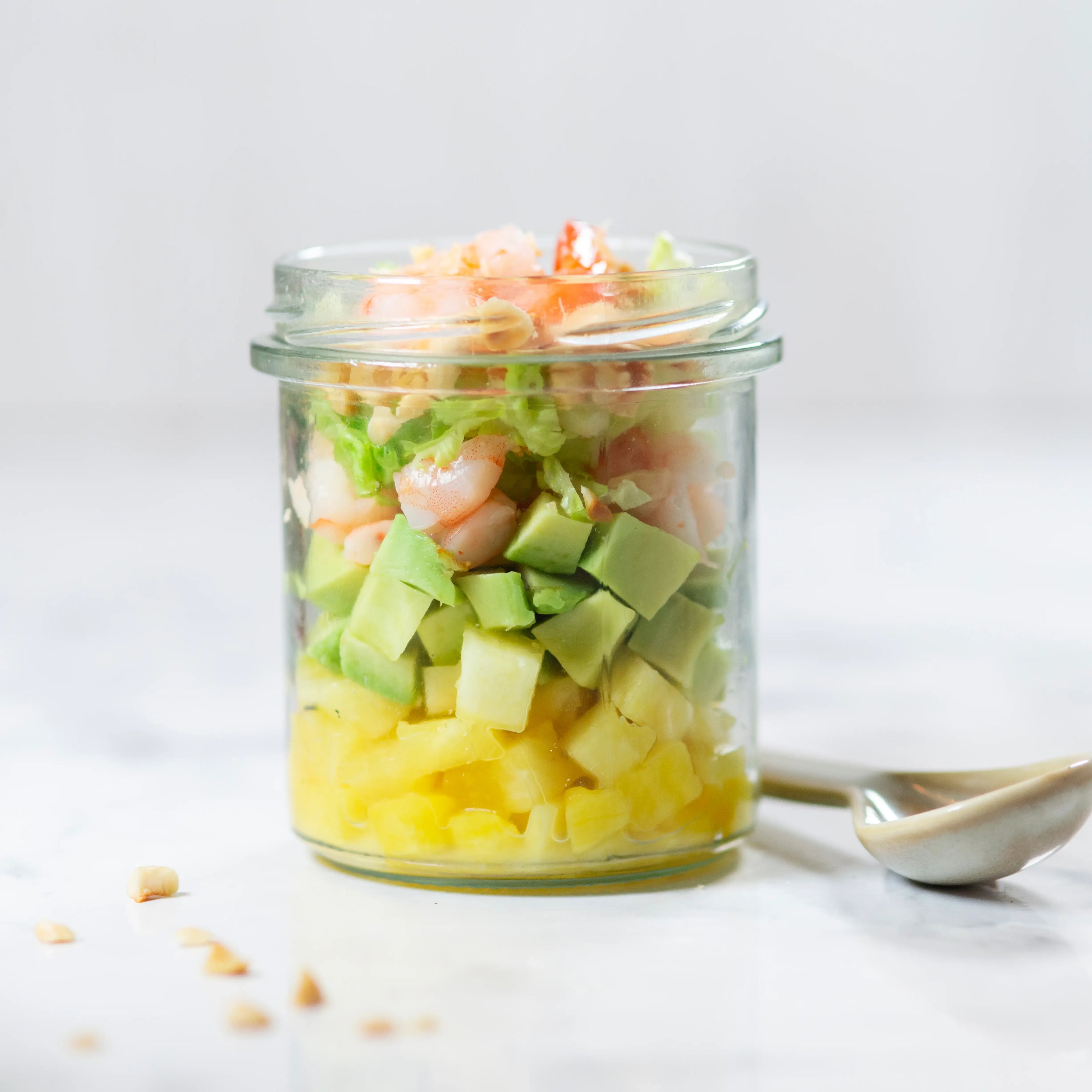 Salädchen - Mango und Avocado Würfel mit Garnelen und Erdnüssen