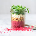 Salädchen  -  pinker Couscous - Salat mit gerösteten Kichererbsen, veganer Feta und Frühlingszwiebeln.