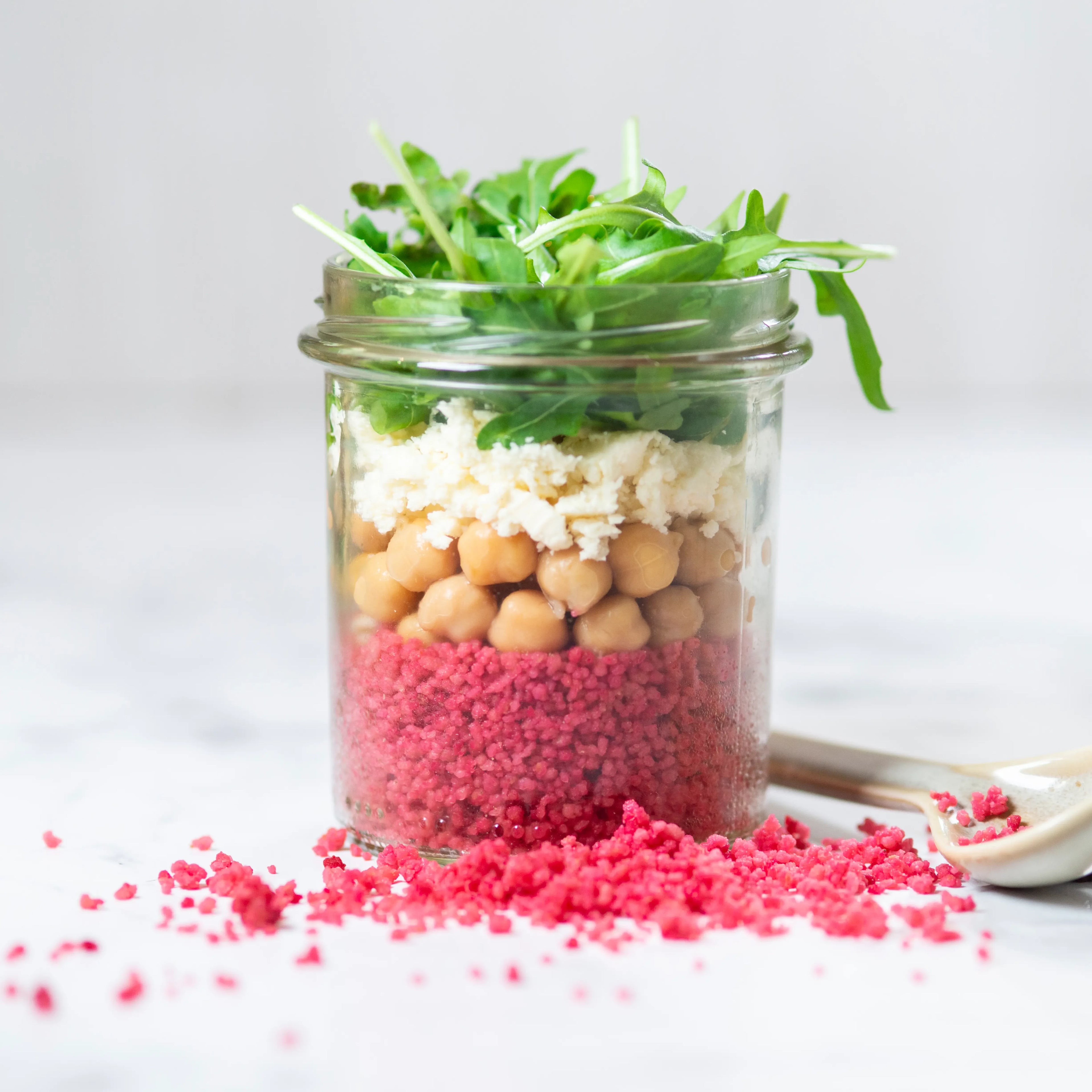 Salädchen  -  pinker Couscous - Salat mit gerösteten Kichererbsen, veganer Feta und Frühlingszwiebeln.