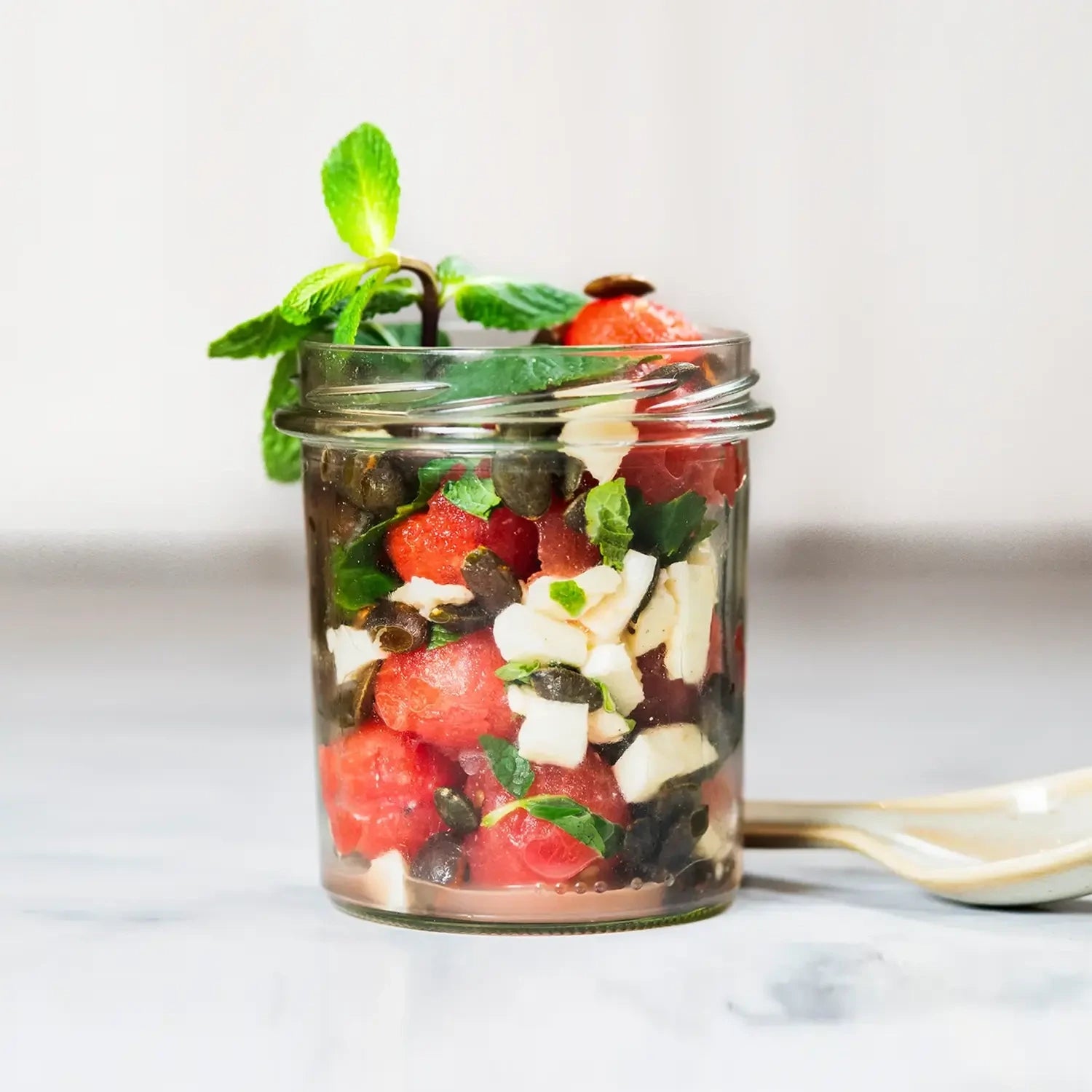 Salädchen - Wassermelone, Minze, Feta, Gurke, rote Zwieblen und gerösteten Kürbiskernen. vegan