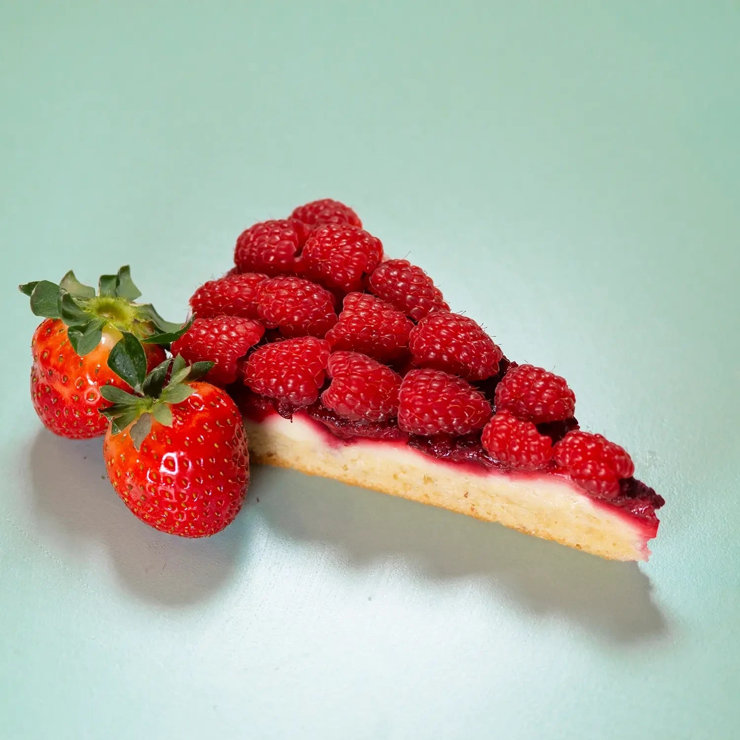 Sweet - hausgemachter Himbeere-Haselnuss-Bananen Kuchen mit Orangen Frosting. vegan