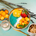 Sweet - blaue Ocean-Bowle mit Spirulina, Beeren und hausgemachter Granola