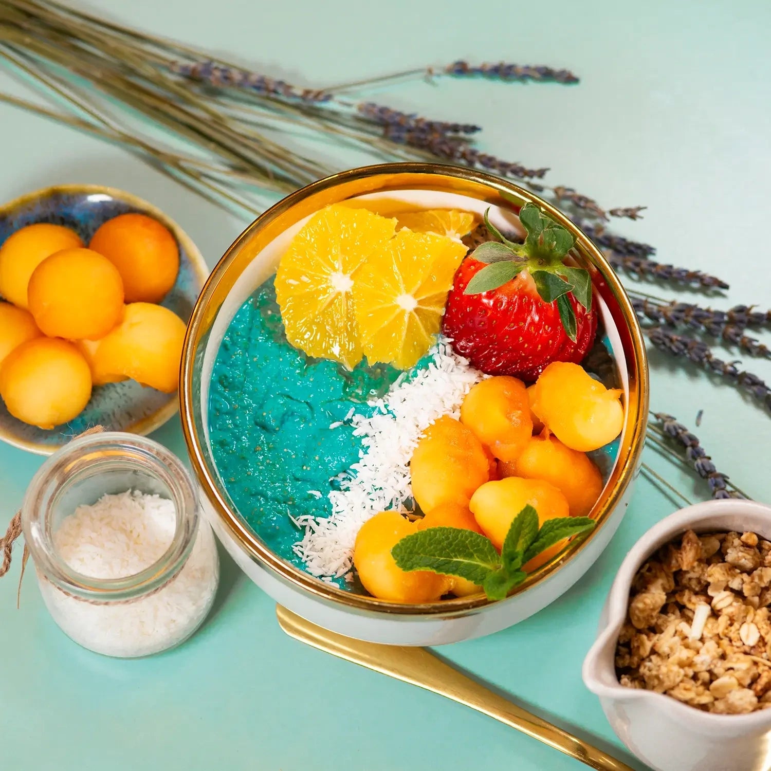 Sweet - blaue Ocean-Bowle mit Spirulina, Beeren und hausgemachter Granola