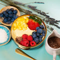 Sweet - tropische gelbe Mango-Smoothie-Bowle mit Chia Samen, Kokosflocken und Himbeeren