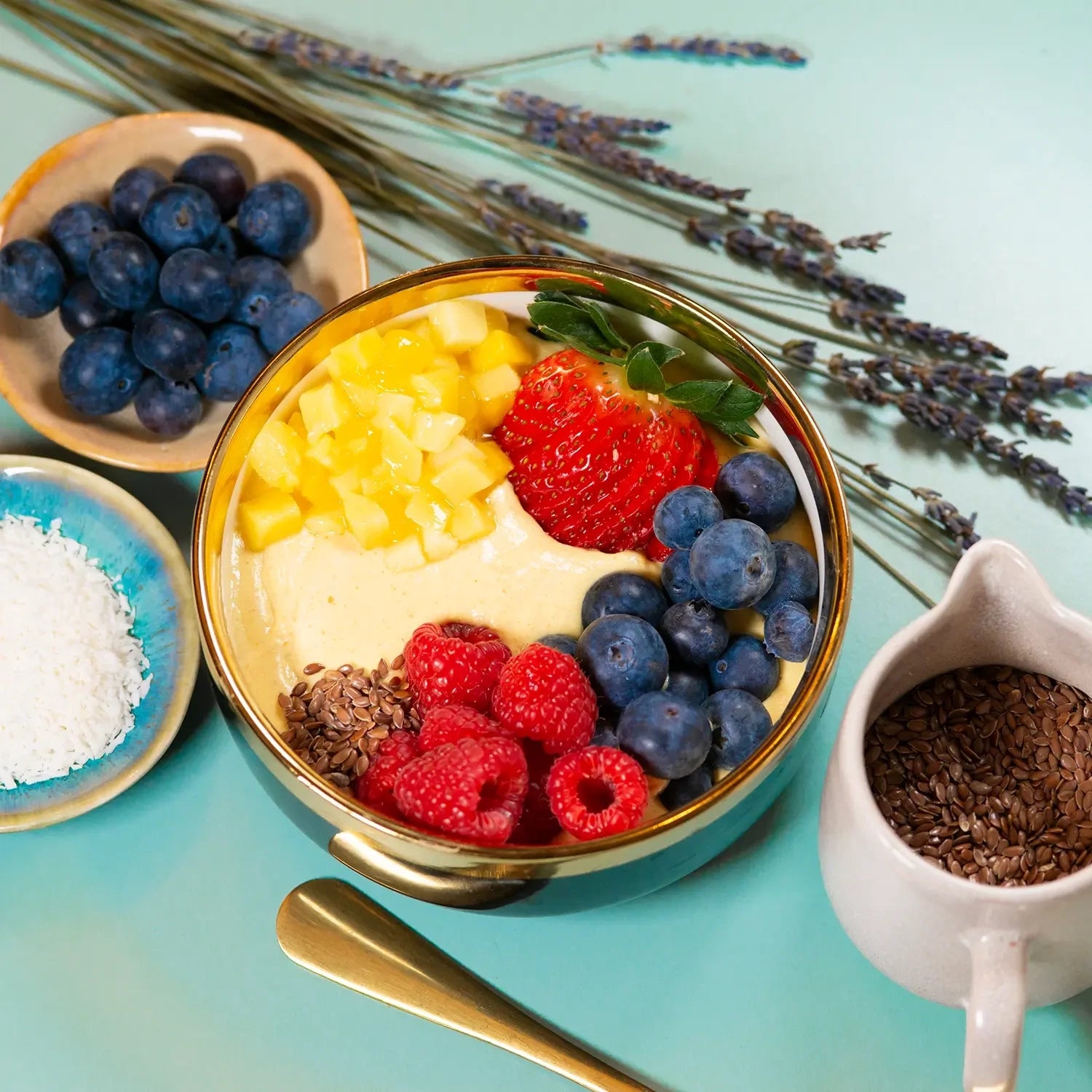 Sweet - tropische gelbe Mango-Smoothie-Bowle mit Chia Samen, Kokosflocken und Himbeeren