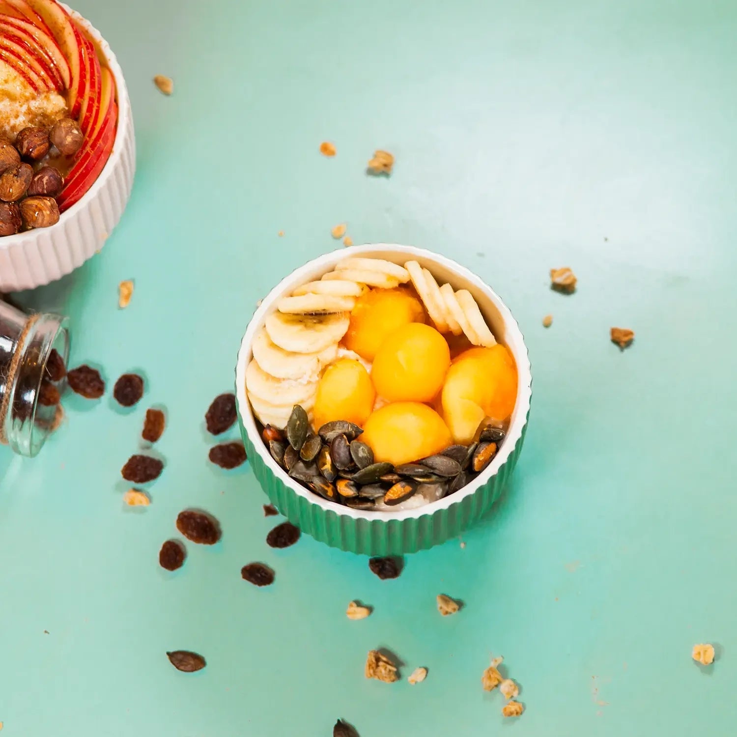 Sweet - Overnight Oats mit Banane, Mango, Leinsamen,und Kürbiskernen