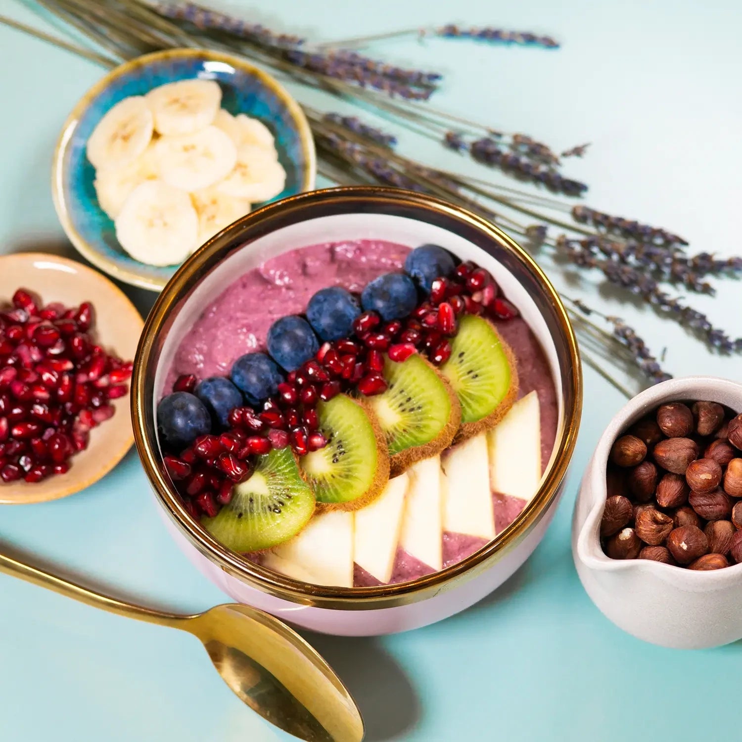 Sweet - Açaí-Bowle mit Ananas, Kiwi, Granola und Walbeeren