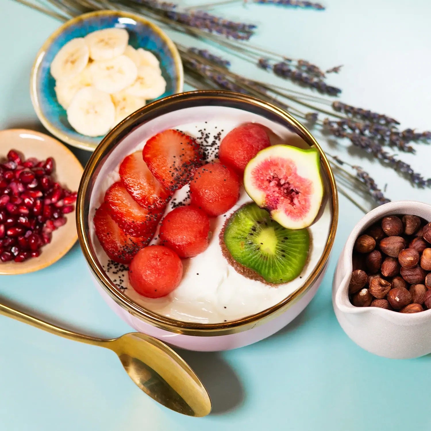 Sweet - Jogurt Bowle mit Erdbeere, Wassermelone und Nüssen