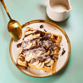 Sweet - Waffel mit Banane, Kokosflakes und Schokoladen Sauce