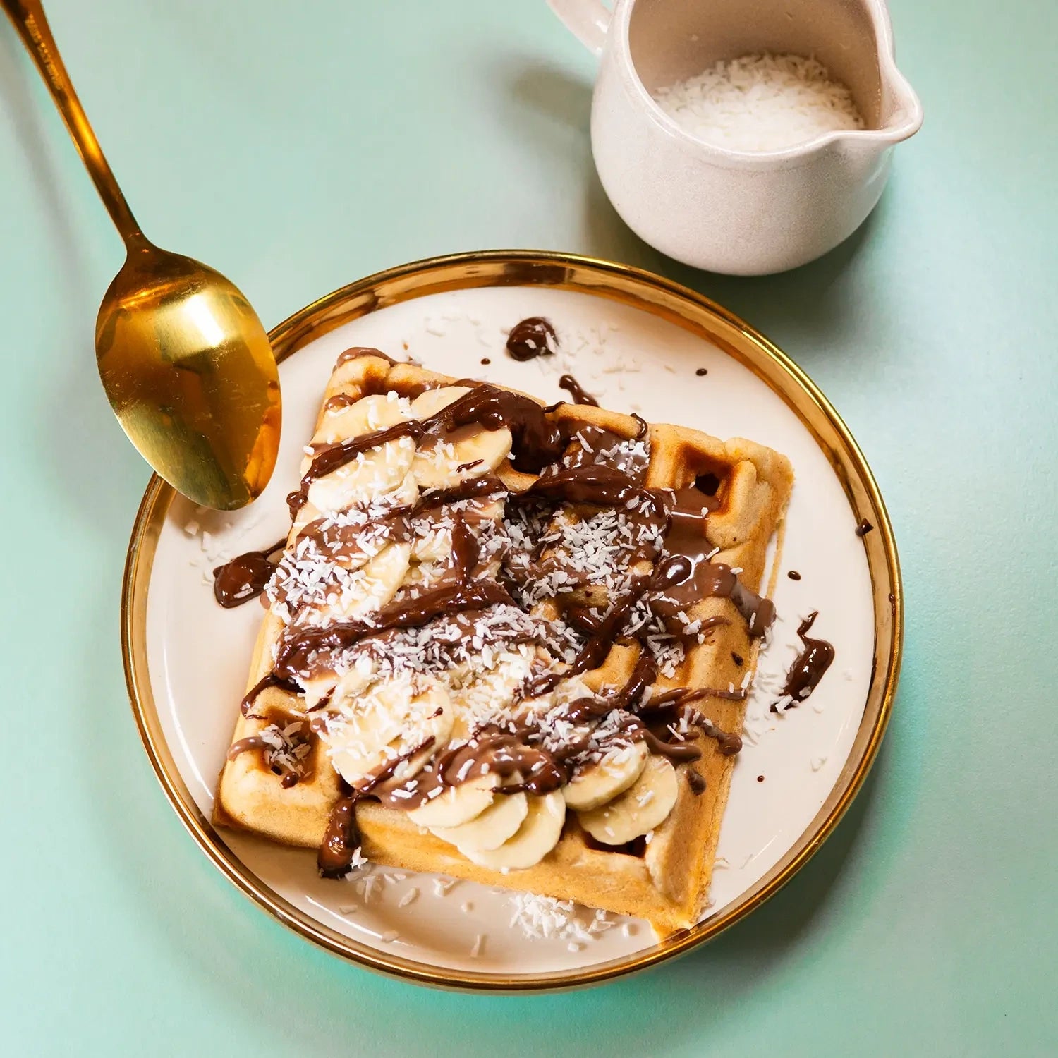 Sweet - Waffel mit Banane, Kokosflakes und Schokoladen Sauce