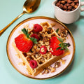 Sweet - Waffel mit Erdbeere, hausgemachter Granola und karamellisierte Walnüsse