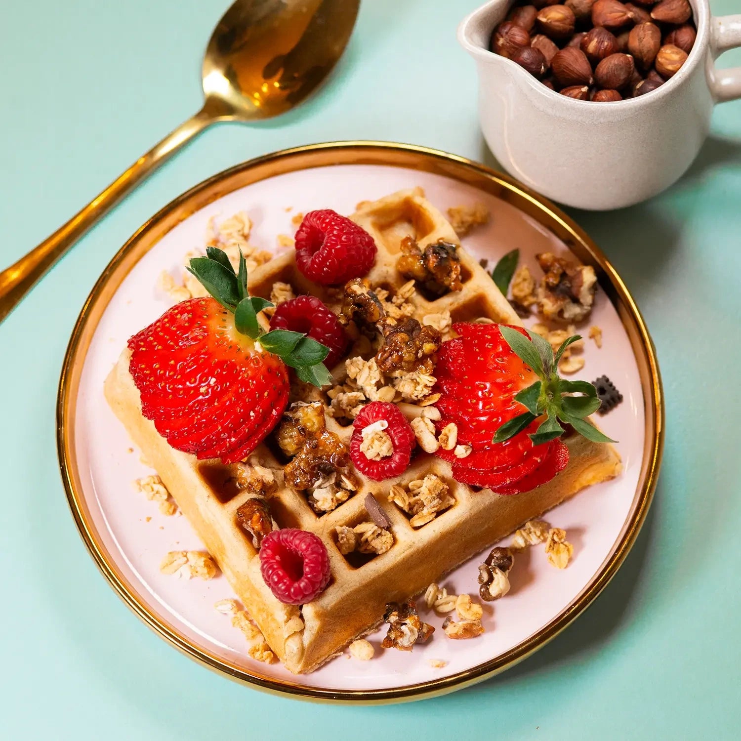 Sweet - Waffel mit Erdbeere, hausgemachter Granola und karamellisierte Walnüsse