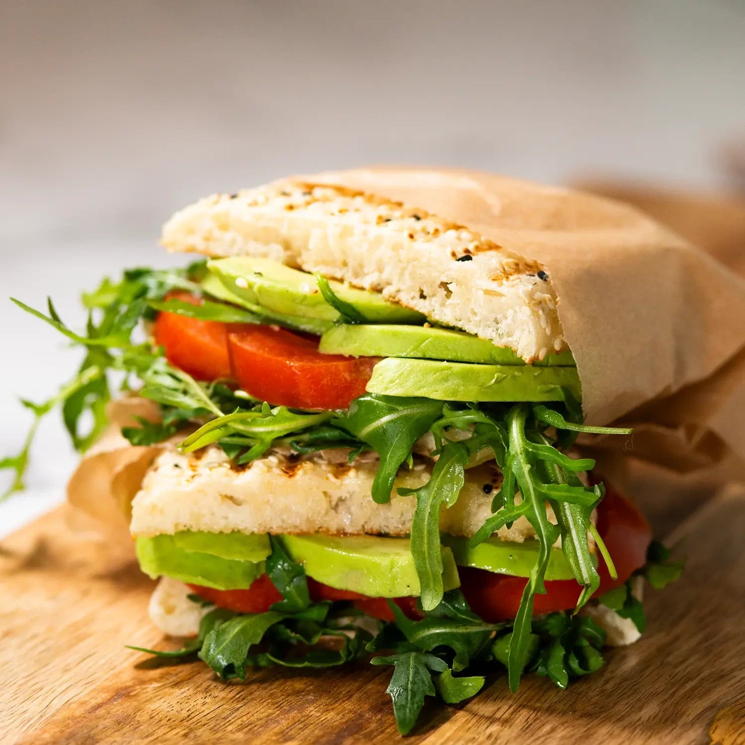 Panini- Avocado, Tomate, Rucola und Agaven-Senf Dressing. vegan