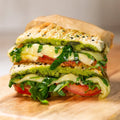 Panini-hausgemachter Basilikum-Pesto, Tomate, Mozarella, Rucola.