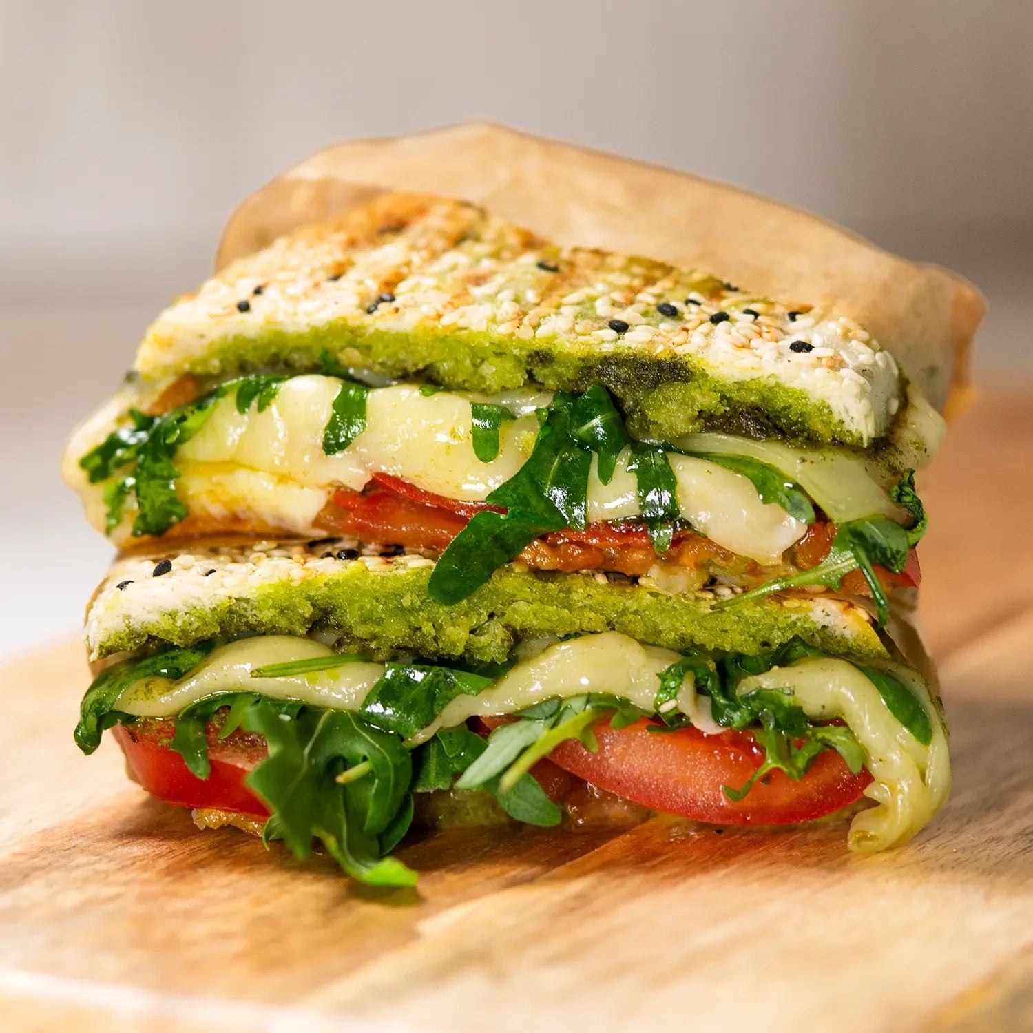 Panini-hausgemachter Basilikum-Pesto, Tomate, Mozarella, Rucola.